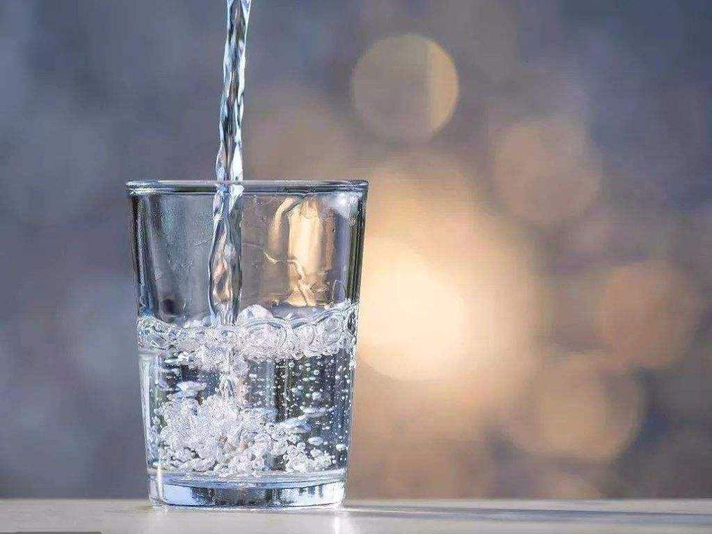 健身中補水你真的(de)喝對了(le／liǎo)嗎？喝水還是(shì)運動飲料？